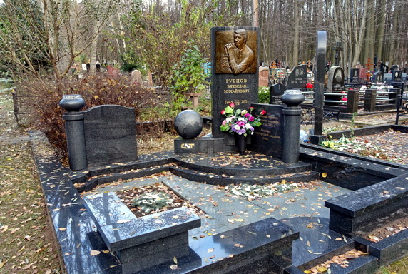 Угловая мемориальная композиция с барельефом покойного
